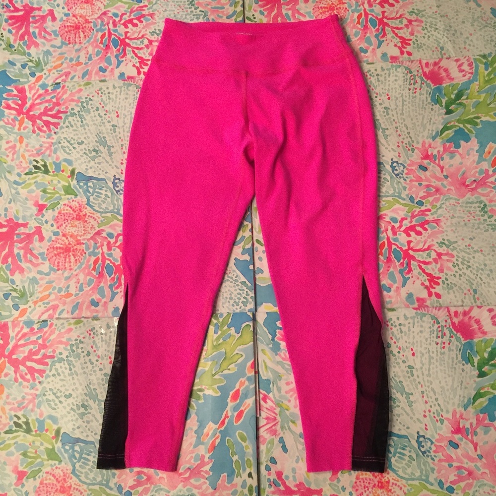 Beyond Yoga Hot Pink Cropped Leggings Small